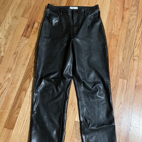 Abercrombie Curve Love Vegan Leather 90s Straight Pant - Picture 1 of 4